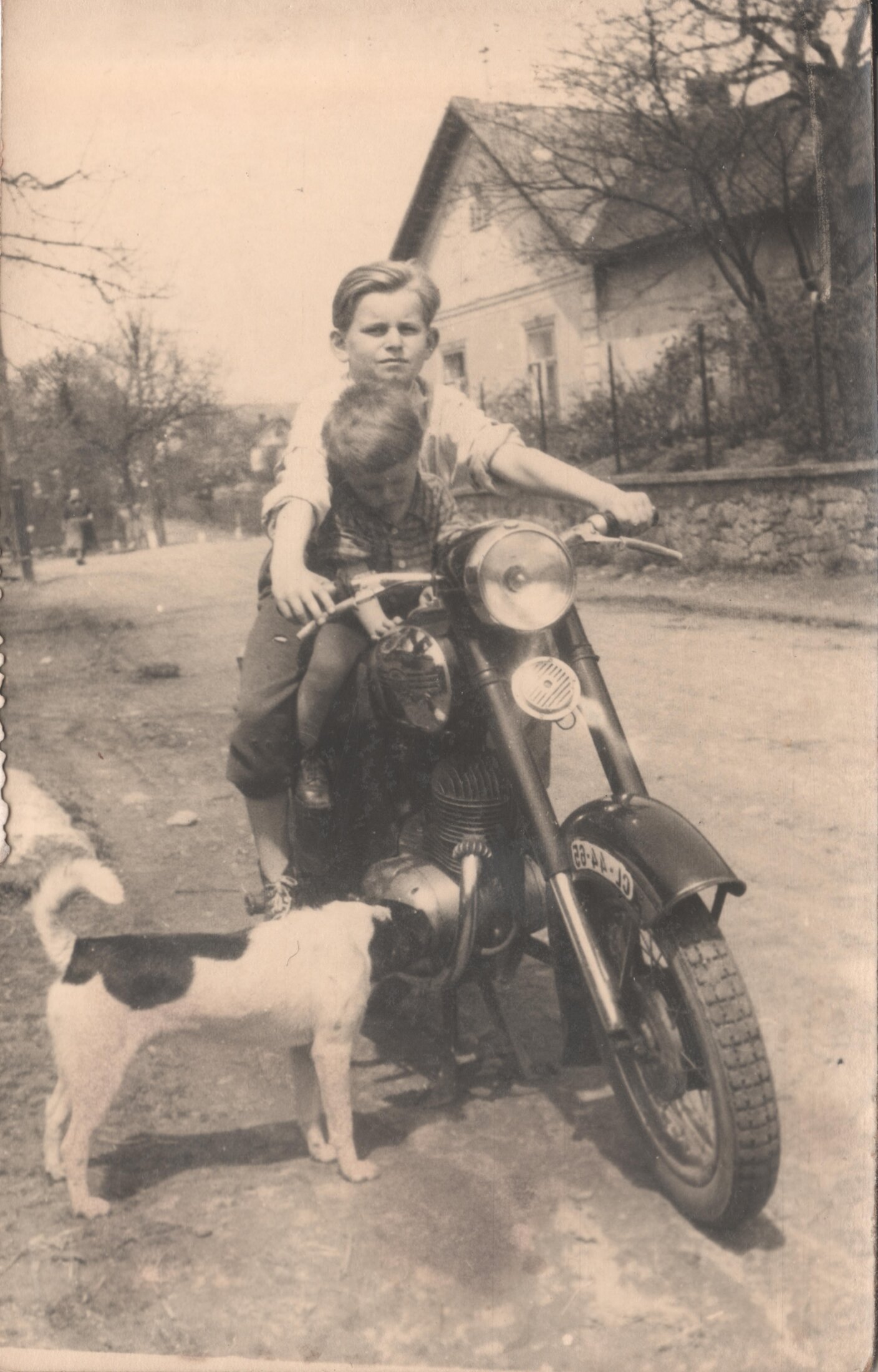 Vojtěch Tajovský a někdo z kluků Endrlových na motorce u Kubátovic hospody, cca 1960