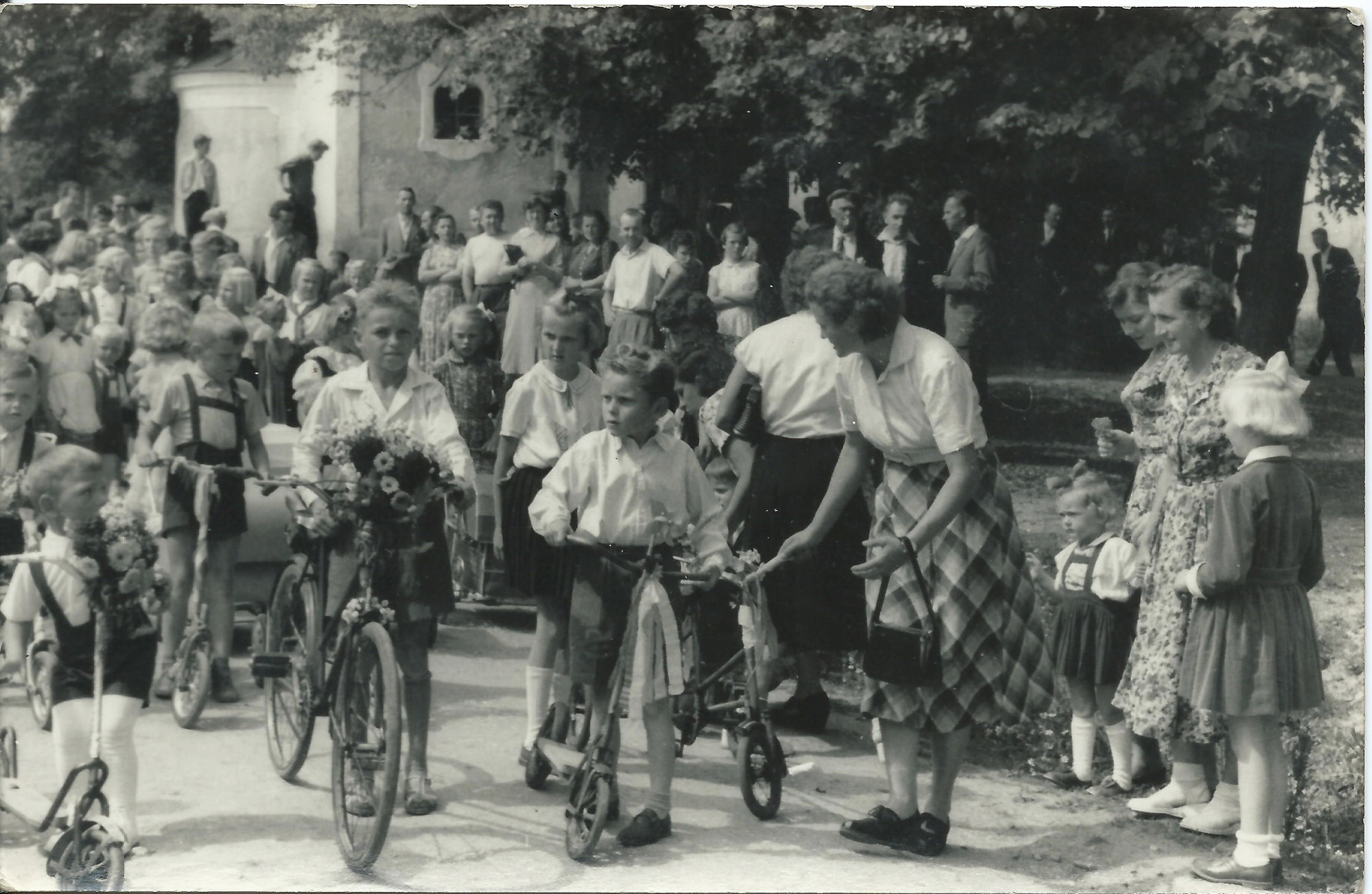 Slavnostní průvod při otevírání nové školy-rok 1958-kluci s koly-v popředí v kostkované sukni p.uč.Kubátová