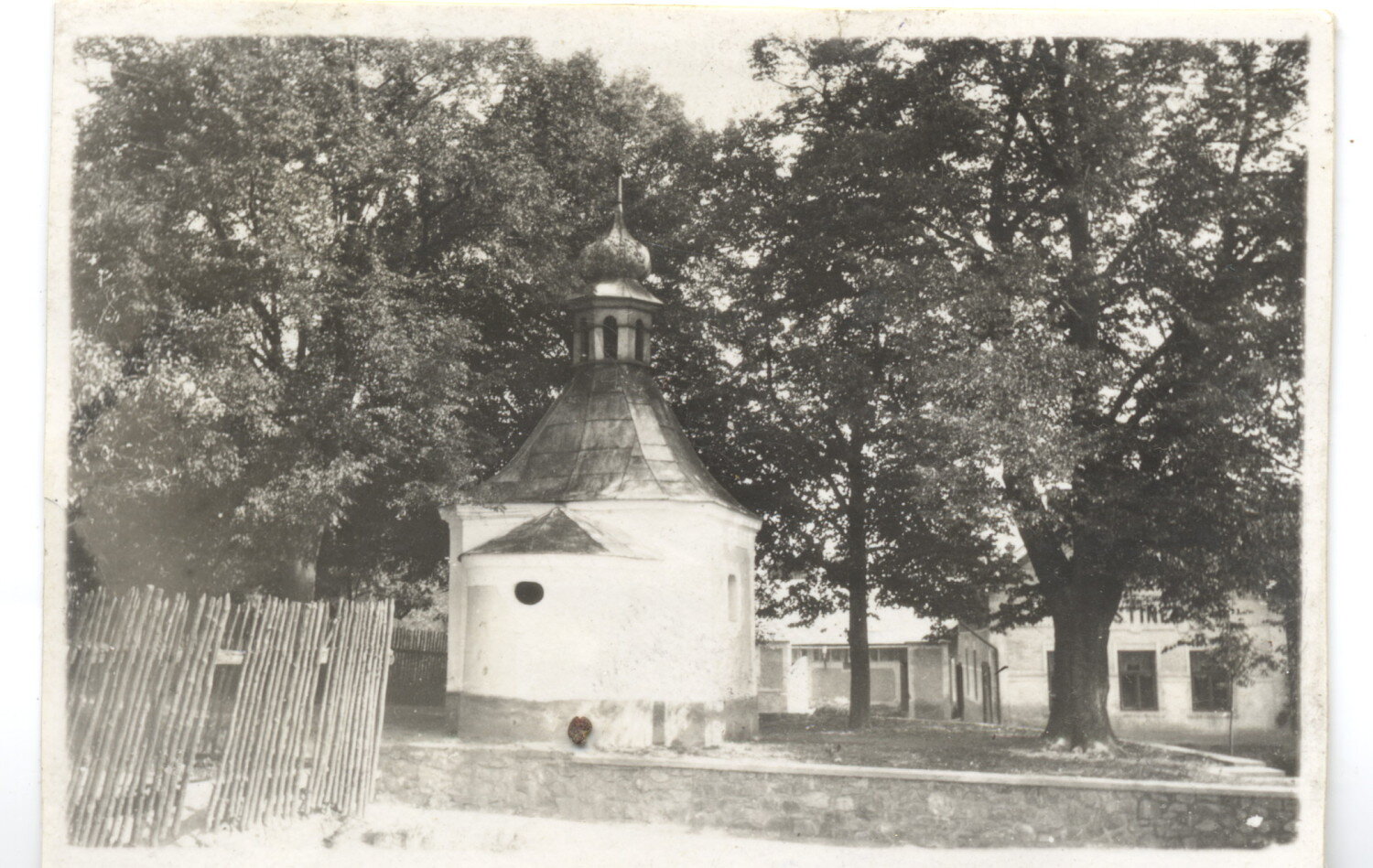  Pohled na kapličku Sv.Václava ve Veselém Žďáře-v pozadí Zadinův hostinec