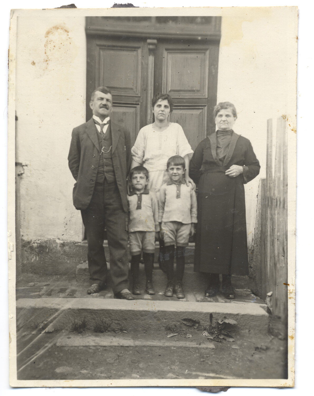 Emilie a Josef Dundáčkovi se syny Josefem a Jiřím a s matkou paní Emilie, paní Emilií Brousilovou, před školou ve Veselém Žďáře