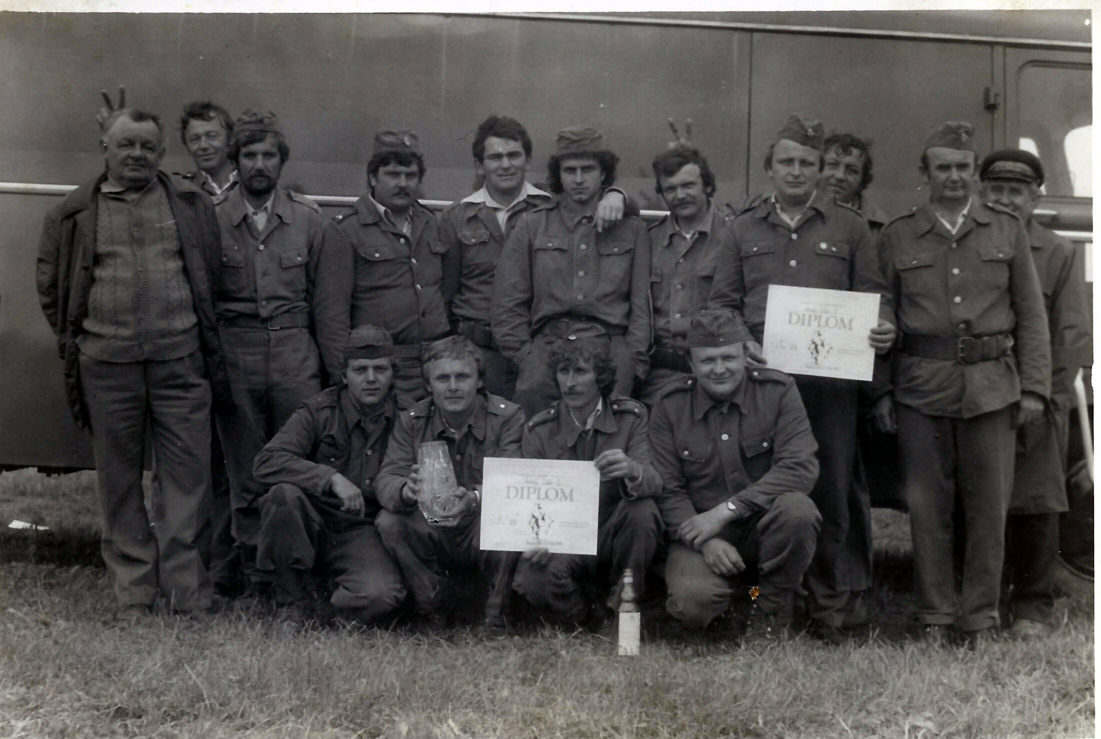 Skupinové foto hasičů při některé ze soutěží-zcela vlevo velitel Miroslav Prášek