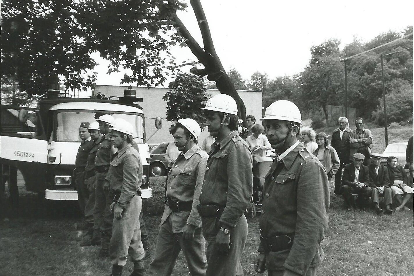Nastoupené družstvo při okrskové soutěži v Olešnici, 80.léta