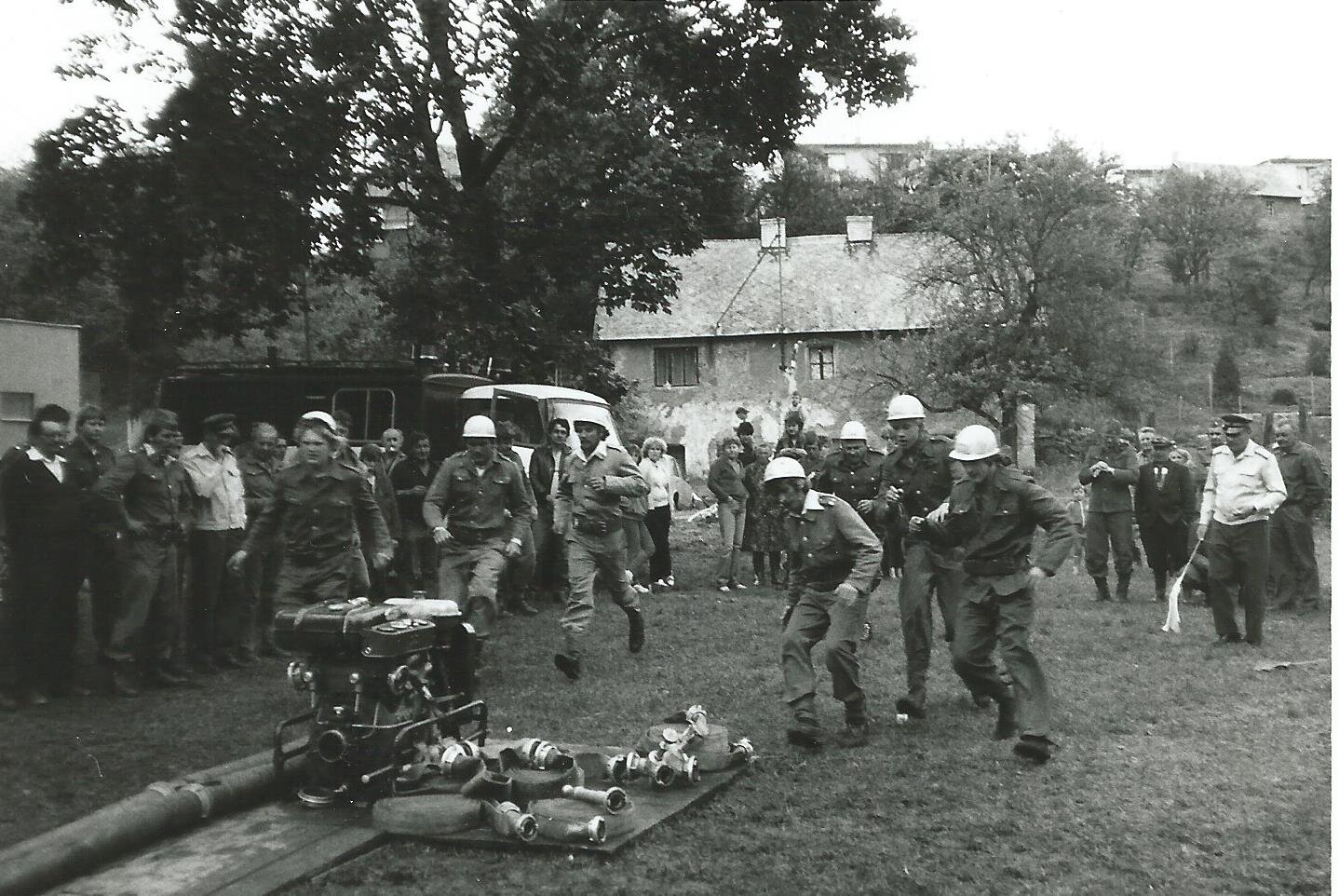 Místní družstvo při akci – okrsková soutěž v Olešnici, 80.léta