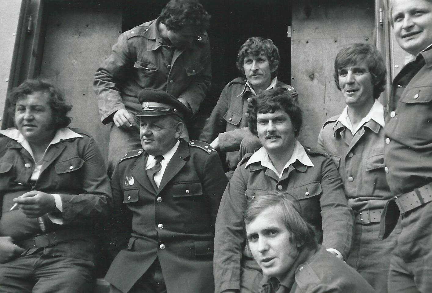 Soutěžní družstvo – uprostřed v uniformě velitel Miroslav Prášek